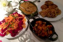 شرائح الحبش مع الكاري والمقبلات.