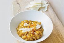 يخنة اليقطين مع الصنوبر