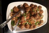 كرات اللحم مع النودلز والخضر