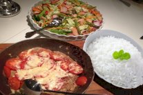 فطائر اللحم مع الطماطم والجبن