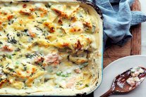 فطيرة المعكرونة مع سمك السلمون