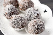 كرات جوز الهند بالبندق