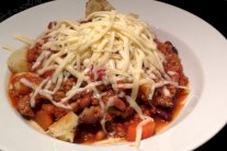 البطاطا المخبوزة مع اللحم والفاصولياء