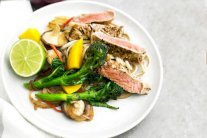 شرائح اللحم مع المانجو والبروكولي 