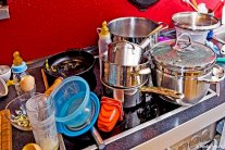 4 حيل منزلية لتنظيف أواني الطبخ من الدهون العنيدة