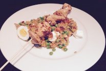 صدور الدجاج مع سلطة العدس