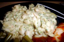  كرات اللحم مع هريس البقول أو الحمص