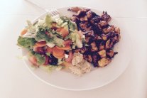  الدجاج المقرمش مع السلطات حارة