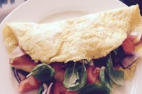  عجة اللحم المقدد والسلطة