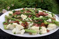  سلطة البطاطا مع القرنبيط واللحم المقدد والهليون