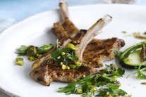  شرحات الضأن مع صلصة الأنشوفة والبازيلاء