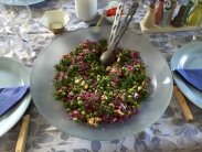 سلطة الكرنب مع البازلاء والجوز