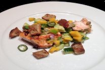  شرائح السلمون مع الخبز المحمص والسلطة