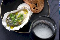 تحضير المحار الخام بطريقةٍ آمنة