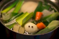 مرقة الدجاج بالخُضَر