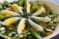 سلطة الهليون بالبيض