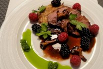 صدر البط بصلصة التوت