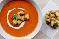 حساء الطماطم بصلصة الريحان