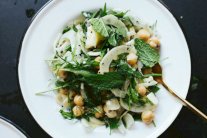 سلطة الحمص والشمّر