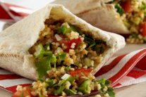 خبز البيتا مع سلطة البرغل