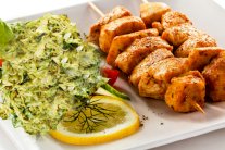 كباب الدجاج مع الملفوف المقلي