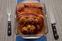 الدجاج المشوي مع شرائح الحبش المقدد