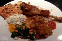 كاري الخُضَر مع الحمّص المقلي وخبز النان