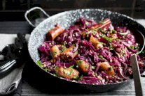 حساء الملفوف الأحمر والسجق