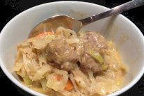 حساء كرات الدجاج بالملفوف 