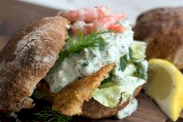 برغر السمك مع الخُضَر