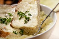 حساء البصل مع الخبّز المحمّص بالثوم والجبن