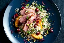 صدر البط المشوي مع الكسكس والبرتقال