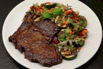 السلطة المشوية مع الستيك