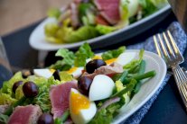 سلطة ستيك التونة بالخُضَر