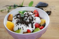 سلطة الفاكهة مع الكريمة اللذيذة