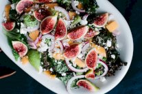 سلطة التين والشمام بالخُضَر