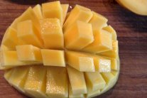 طريقة القنفذ لتقطيع المانجو