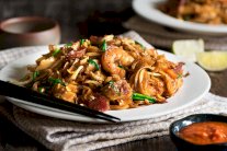 معكرونة الأرز التايلاندية بالقريدس