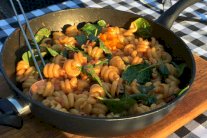 المعكرونة الحارة بالسبانخ والسجق