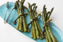 ثلاثة طرق لطهي الهليون الطازج