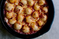 قطع البيتزا المخبوزة بالصلصة