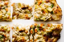 البيتزا بالدجاج والبشاميل