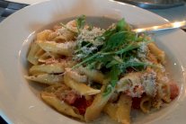 المعكرونة بالفطر والروكا