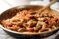 المعكرونة بثمار البحر