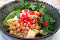 السلمون المشوي مع سلطة الحمص والأنانس