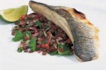 الماكريل المقلي مع صلصة خضراء