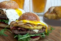البرغر بالبيض والأناناس