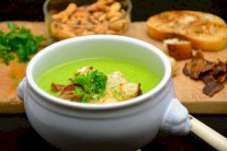 حساء البازلاء باللحم المقدد