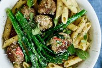 لحم الحبش مع المعكرونة والبروكولي