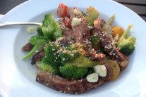 سلطة اللحم المشوي مع البروكولي